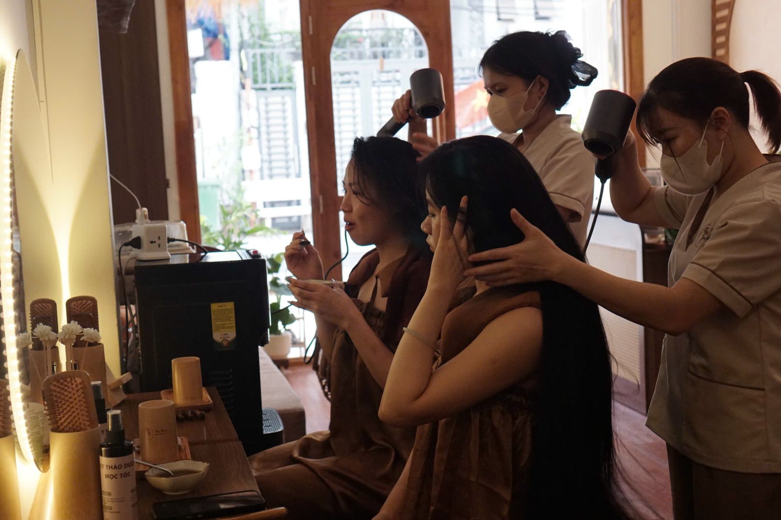 Địa chỉ: 2/36 Bạch Đằng, Phường 2, Quận Tân Bình 📞 Hotline: 089 976 8989 🌐 Website: https://anyenholistichealing.com/ 📲 Fanpage/Facebook: An Yên Holistic Healing Spa 🕒 Giờ hoạt động: 9:30 – 21:00 (Tất cả các ngày trong tuần)